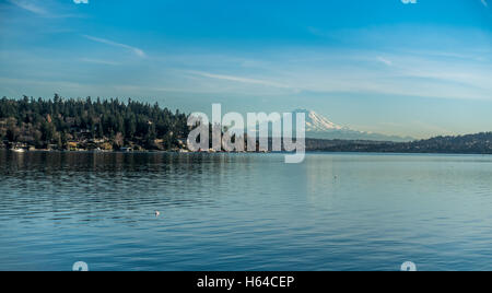 Maestoso Monte Rainier torreggia sul lago Washington vicino Seattle. Foto Stock