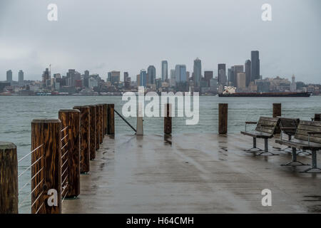Lo skyline di Seattle in un giorno di pioggia. Foto Stock