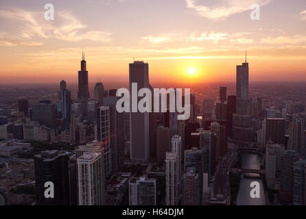 Stati Uniti d'America, Illinois, fotografia aerea del centro di Chicago in prima serata Foto Stock