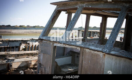 Barche rustico su una nave i cimiteri su Noirmoutier, Francia Foto Stock