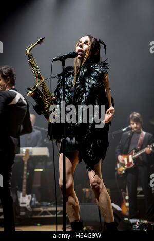 Milano, Italia. 23 Ott, 2016. Il musicista inglese PJ Harvey raffigurata sul palco come lei esegue all'Alcatraz a Milano Italia. Credito: Roberto Finizio/Pacific Press/Alamy Live News Foto Stock