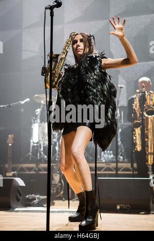 Milano, Italia. 23 Ott, 2016. Il musicista inglese PJ Harvey raffigurata sul palco come lei esegue all'Alcatraz a Milano Italia. Credito: Roberto Finizio/Pacific Press/Alamy Live News Foto Stock