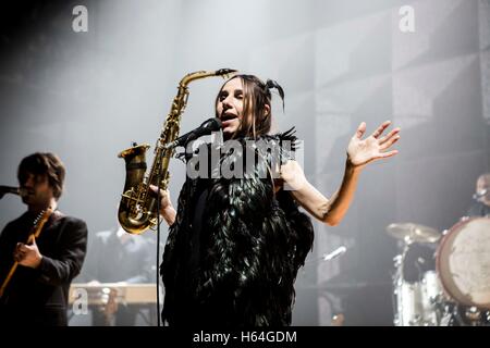 Milano, Italia. 23 Ott, 2016. Il musicista inglese PJ Harvey raffigurata sul palco come lei esegue all'Alcatraz a Milano Italia. Credito: Roberto Finizio/Pacific Press/Alamy Live News Foto Stock