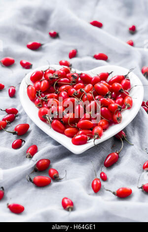A forma di cuore ciotola di goji bacche su tela Foto Stock