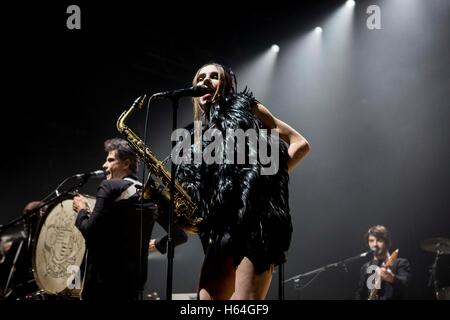 Milano, Italia. 23 Ott, 2016. Il musicista inglese PJ Harvey raffigurata sul palco come lei esegue all'Alcatraz a Milano Italia. Credito: Roberto Finizio/Pacific Press/Alamy Live News Foto Stock