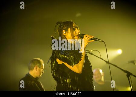 Milano, Italia. 23 Ott, 2016. Il musicista inglese PJ Harvey raffigurata sul palco come lei esegue all'Alcatraz a Milano Italia. Credito: Roberto Finizio/Pacific Press/Alamy Live News Foto Stock