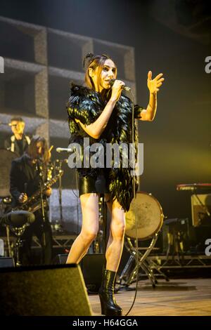 Milano, Italia. 23 Ott, 2016. Il musicista inglese PJ Harvey raffigurata sul palco come lei esegue all'Alcatraz a Milano Italia. Credito: Roberto Finizio/Pacific Press/Alamy Live News Foto Stock