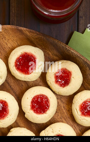 Identificazione dei biscotti di Natale riempito con confettura di fragole, fotografato il sovraccarico con luce naturale (messa a fuoco selettiva) Foto Stock