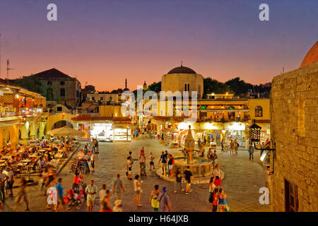 Twilight a Ippocrate (Ipokratous) Square, a Rodi città vecchia isola di Rodi, Dodecanneso isole, Grecia. Foto Stock