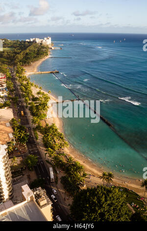 Vista sulla Spiaggia di Waikiki verso la testa di diamante nella luce della sera di Honolulu e Oahu, Hawaii, Stati Uniti d'America. Foto Stock