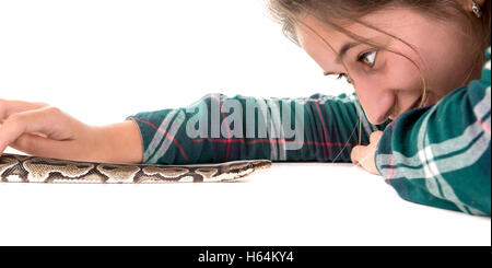 Ragazza che gioca con un serpente isolato in bianco Foto Stock