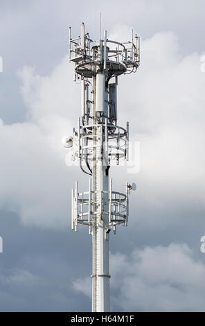 Le comunicazioni e la torre cellulare montante. Foto Stock