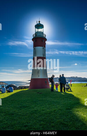 La metà del pomeriggio di sole risplende attraverso la camera della lanterna di Smeatons Tower su Plymouth Hoe, Devon - Inghilterra. Foto Stock