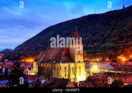 Vista la Biserica Neagra (la chiesa nera) con il Monte Tampa in background, Brasov, Romania Foto Stock