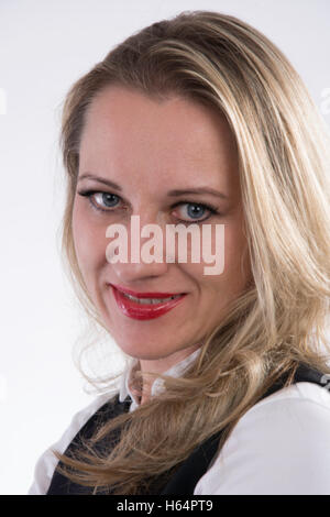 Studio ritratto di una giovane donna bionda, Greater London, England, Regno Unito Foto Stock