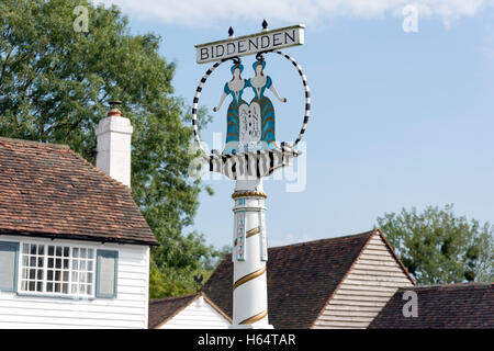 Segno di villaggio, High Street, Biddenden, Kent, England, Regno Unito Foto Stock