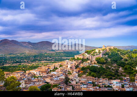 Il Castello di Capdepera su una verde collina, sull'isola di Mallorca, Spagna. Foto Stock