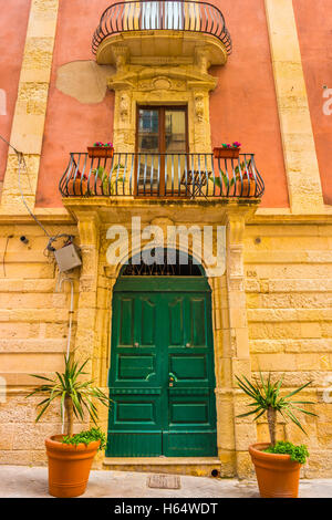 Facede barocca decorata con fiori in Italia. Foto Stock