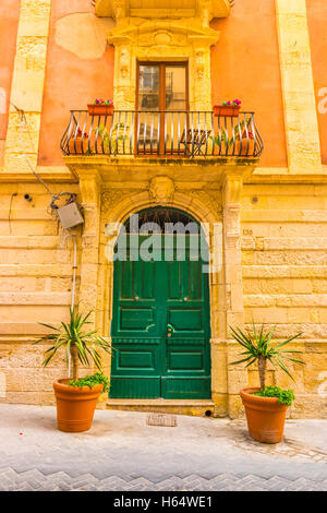 Facede barocca decorata con fiori in Italia. Foto Stock