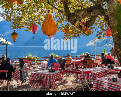 Giardino della birra, ristorante con giardino di Hallstatt sul lago Hallstatt, Sito Patrimonio Mondiale dell'Unesco, Salzkammergut, Alpi, Austria superiore, un Foto Stock