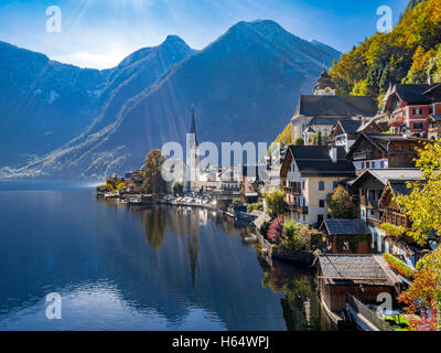 Il villaggio di Hallstatt, lago Hallstatt, UNESCO Patrimonio Mondiale di Hallstatt- Dachstein Salzkammergut, Austria superiore, Austria, Europ Foto Stock