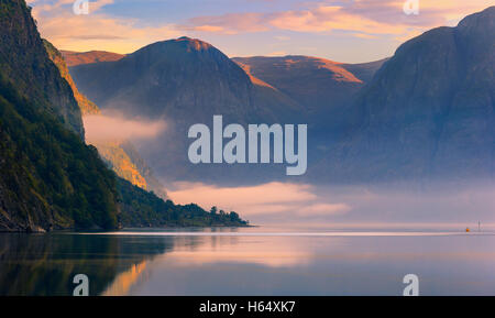 Aurlandsfjord è un fiordo di Sogn og Fjordane county, Norvegia. Il fiordo è una diramazione del Sognefjorden principale. Foto Stock