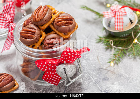 Il cioccolato alle noci pecan e caramello Pretzel morsi Foto Stock