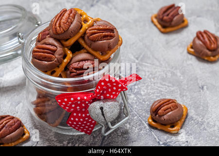 Il cioccolato alle noci pecan e caramello Pretzel morsi Foto Stock