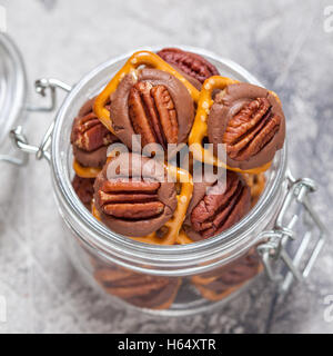 Il cioccolato alle noci pecan e caramello Pretzel morsi Foto Stock