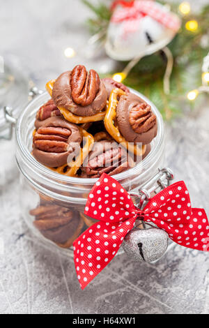 Il cioccolato alle noci pecan e caramello Pretzel morsi Foto Stock