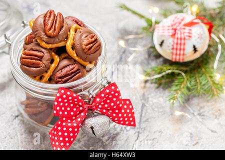 Il cioccolato alle noci pecan e caramello Pretzel morsi Foto Stock