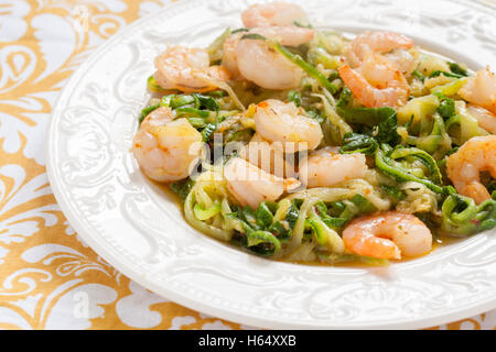 Il carburatore basso gli spaghetti di zucchine con gamberetti Foto Stock