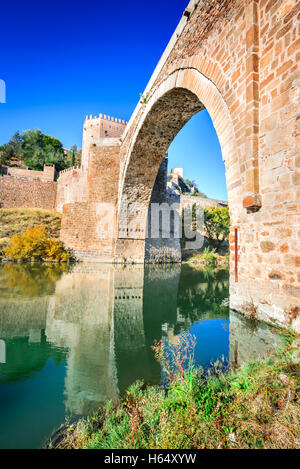 Toledo, Spagna. Alcantara ( ponte Puente de Alcantara ) è un ponte di arco a Toledo, Spagna, che attraversano il fiume Tago. Foto Stock