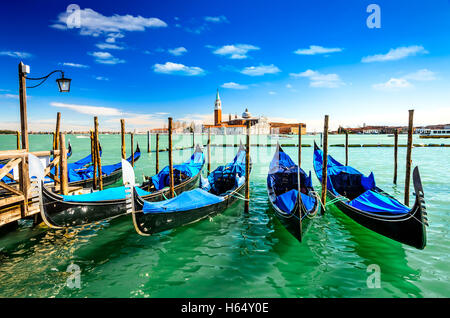 Venezia Italia. Gondole in Grang Canal, La Piazza San Marco con San Giorgio di maggiore chiesa in background. Foto Stock