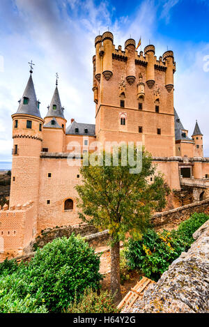 Segovia, Spagna. Il famoso Alcazar of Segovia, salendo su uno sperone roccioso, costruito nel 1120. Castilla y Leon. Foto Stock