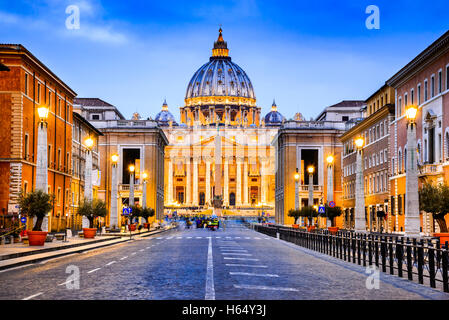 Roma, Italia. La Basilica Papale di San Pietro in Vaticano (Basilica Papale di San Pietro in Vaticano) Foto Stock