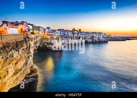 La puglia, Italia. Sunset scenario di Polignano a Mare, cittadina in provincia di bari, puglia, Italia meridionale del Mare Adriatico. Foto Stock