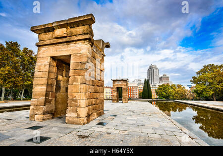 Madrid, Spagna. Templo de Debod, donati da Egitto, dedicato alla dea Iside, in Philae, costruito nel II secolo A.C. Foto Stock