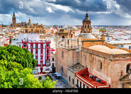 Siviglia, Spagna. Vista aerea dello Spazio Metropol Parasol (Setas de Sevilla) si ha la migliore vista della città per città in un Foto Stock