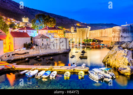 Dubrovnik, Croazia. Crepuscolo spettacolare pittoresca vista sul centro storico di Ragusa dalla fortezza di Lovrijenac. Foto Stock