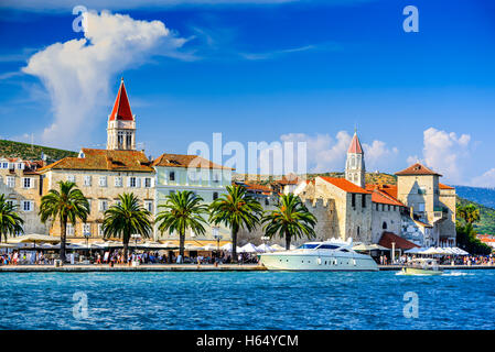 Trogir, Croazia. Sunny è la passeggiata lungo il molo della vecchia città veneziana, costa dalmata in Croazia. Foto Stock