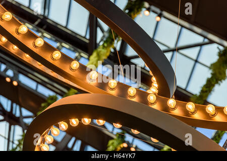 Powered sulle lampadine delle luci sul soffitto Foto Stock