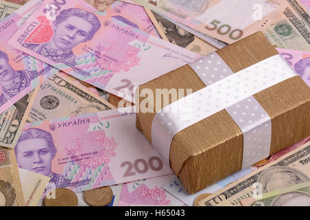 Banconote, immagine chiara di dollari e nuove fatture nazionale ucraino grivna valuta con confezione regalo Foto Stock