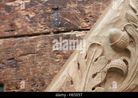 Carpentiere legno utensile a scalpello con intaglio sul vecchio weathered banco in legno Foto Stock