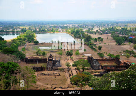 Vista aerea paesaggio del sito archeologico di Wat Phu o Vat Phou decimo secolo è una rovina il Khmer tempio indù per visitare la gente un Foto Stock