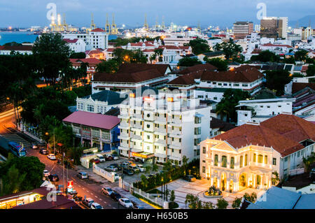 Vista aerea di Georgetown al crepuscolo, guardando verso nord-ovest, Penang, Malaysia Foto Stock