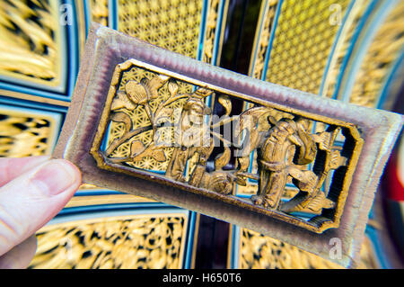 Pannello di legno dorato altorilievo carving svoltasi a fronte della terrazza casa porta con simili carving, Lebuh armeno, Georgetown, Foto Stock