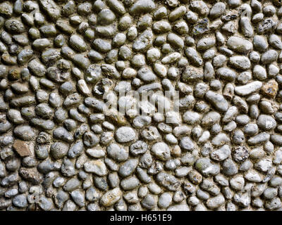 Tradizionale North Norfolk flint muro costruito con ciottoli arrotondati raccolti da spiagge adatte. Foto Stock