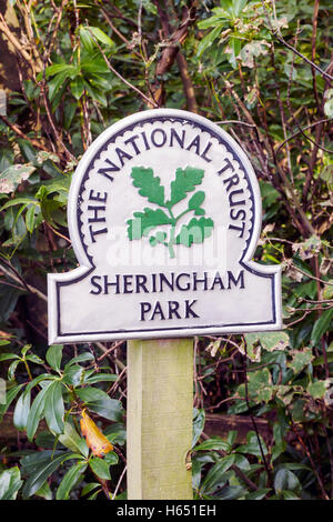 Il National Trust firmare all'entrata di Sheringham Park, Norfolk, un paesaggio parco progettato da Humphry Repton Foto Stock