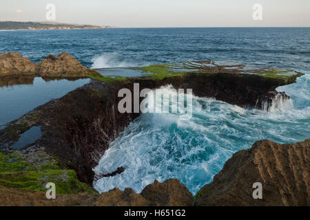 Grandi onde a Devil's Strappo sulla Nusa Lembongan Tramonto Foto Stock